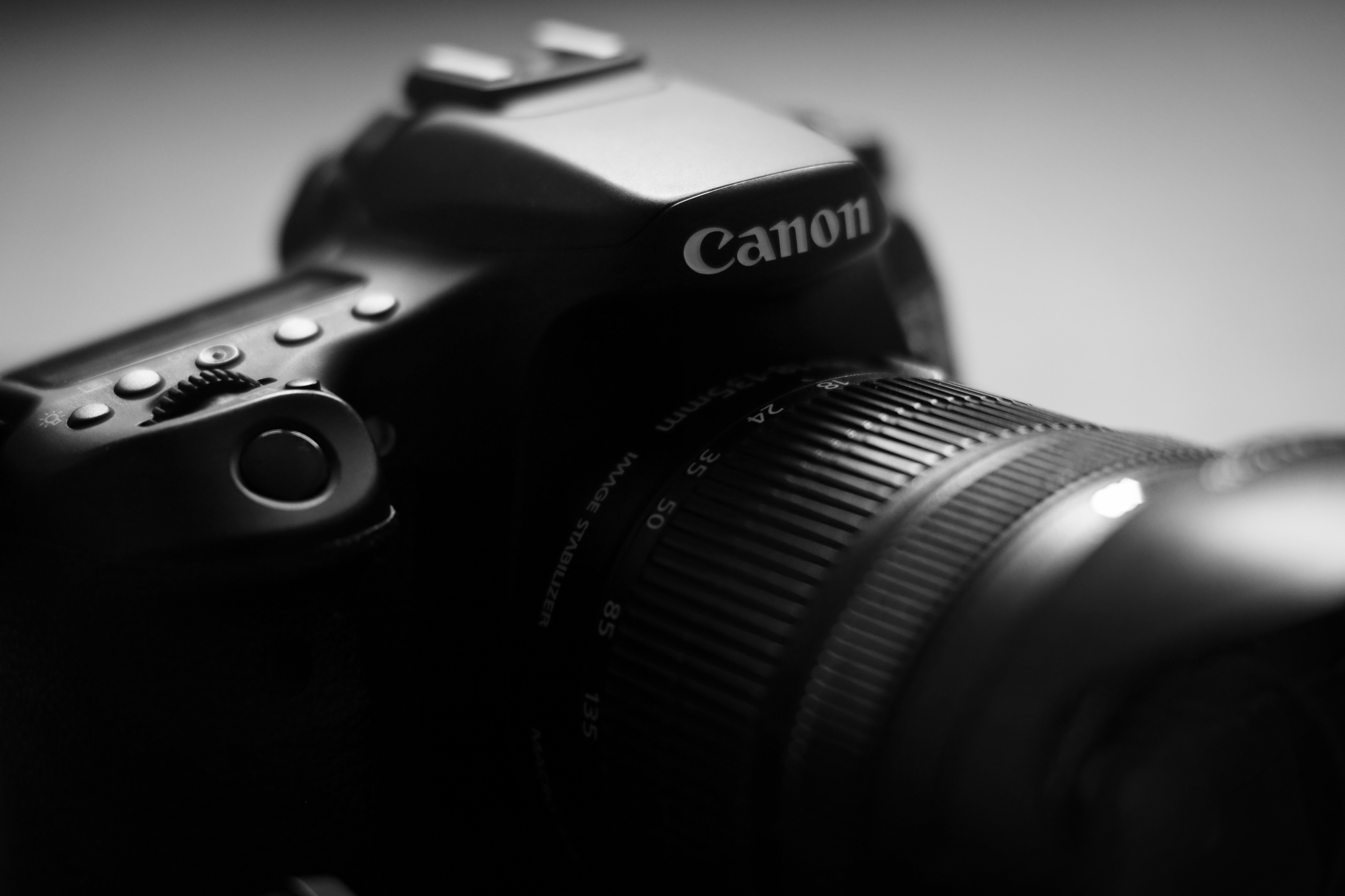 Canon Kamera leasen bei Foto Mundus – flexibel finanzieren für Profis und Einsteiger Detailaufnahme einer Canon Kamera mit Objektiv – Leasingangebot bei Foto Mundus