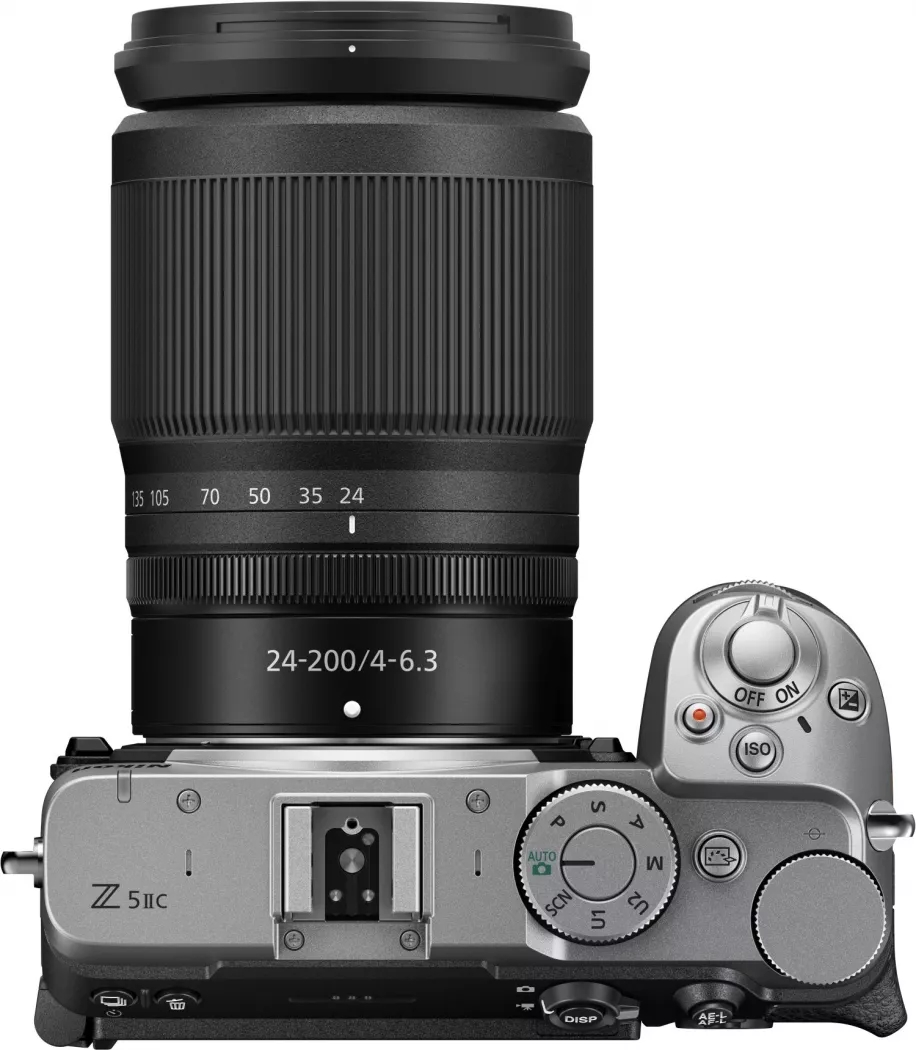 Spiegellose Kamera, 24-200mm Objektiv, schwarzes Objektiv, silberner Körper, manuelle Bedienelemente