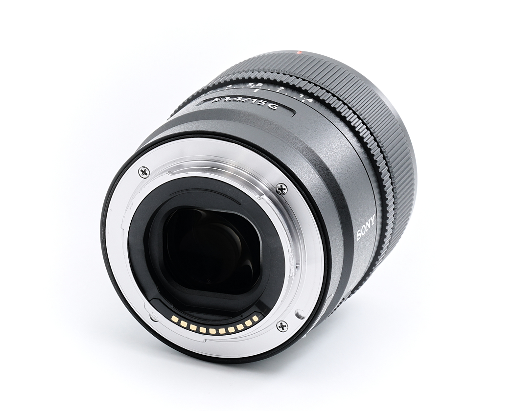 Objektiv, EF-Mount, Metallgehäuse, goldene Kontakte, grau