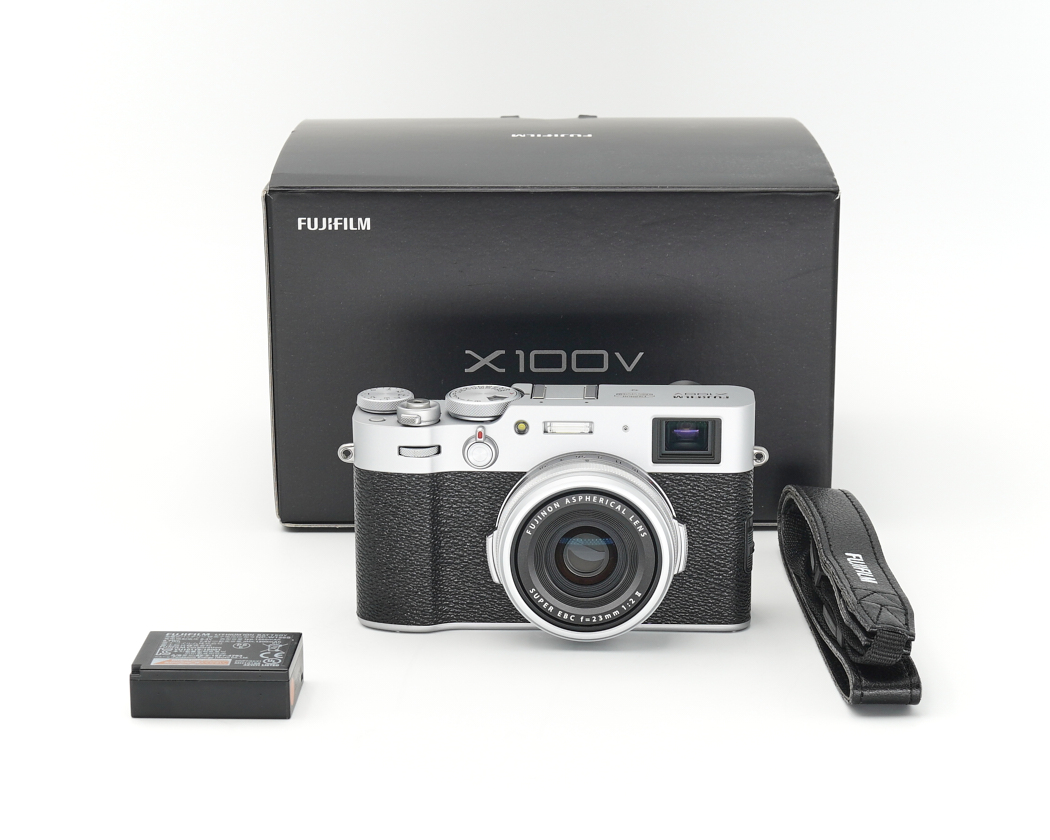 Fujifilm X100V silber wie neu, ca. 3500 Auslösungen #48369**