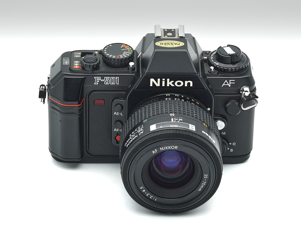 35-mm-Filmkamera, schwarze Spiegelreflexkamera, Autofokus, Zoomobjektiv, Nikon-Kamera