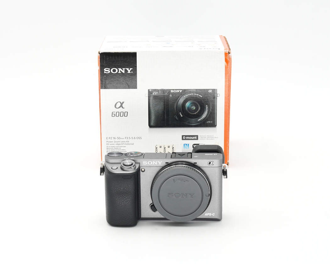 Sony Alpha 6000 silber Gehäuse Topzustand, im Originalkarton #50822**