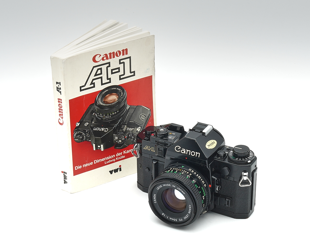Filmkamera, 35-mm-Spiegelreflexkamera, schwarze Kamera, 50-mm-Objektiv, Bedienungsbuch
