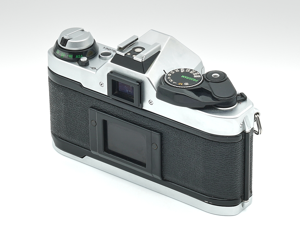Filmkamera, Silbernes Gehäuse, Schwarze Kunstlederverkleidung, Manuelle Bedienelemente, 35-mm-Kamera