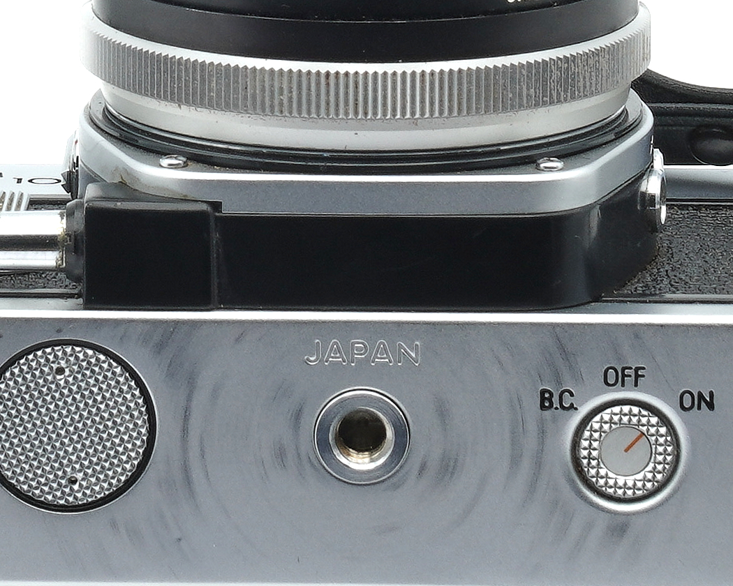35-mm-Filmkamera, silbernes Metallgehäuse, schwarze Kamera, manuelle Bedienelemente, Vintage-Kamera