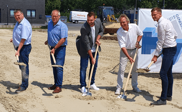 Spatenstich für neues Versandzentrum des Meppener Kamerahändlers in Nordhorn Fünf Männer beim symbolischen Spatenstich für den Bau eines Versandzentrums in Nordhorn bei sonnigem Wetter
