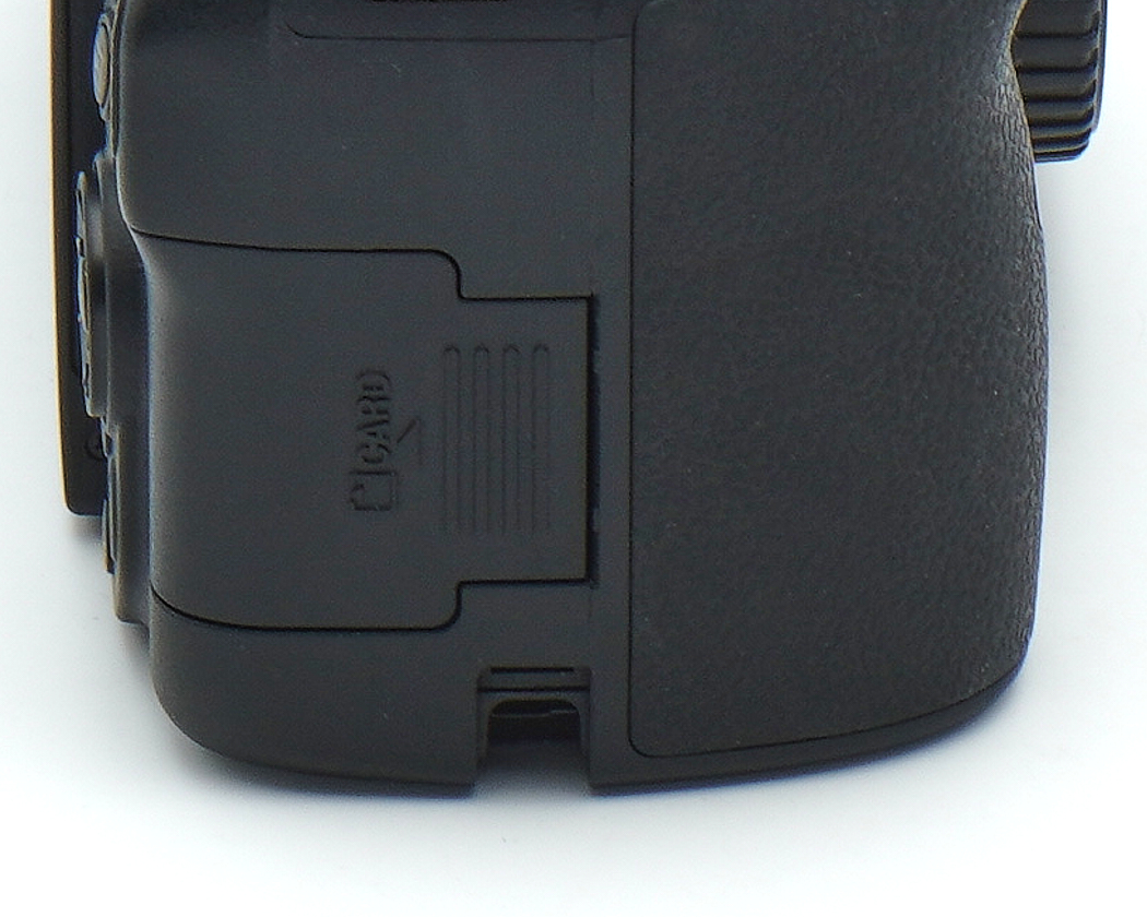 Batteriefach, Kameragehäuse, Blick von unten, schmale Grifffläche, schwarzer Kunststoff