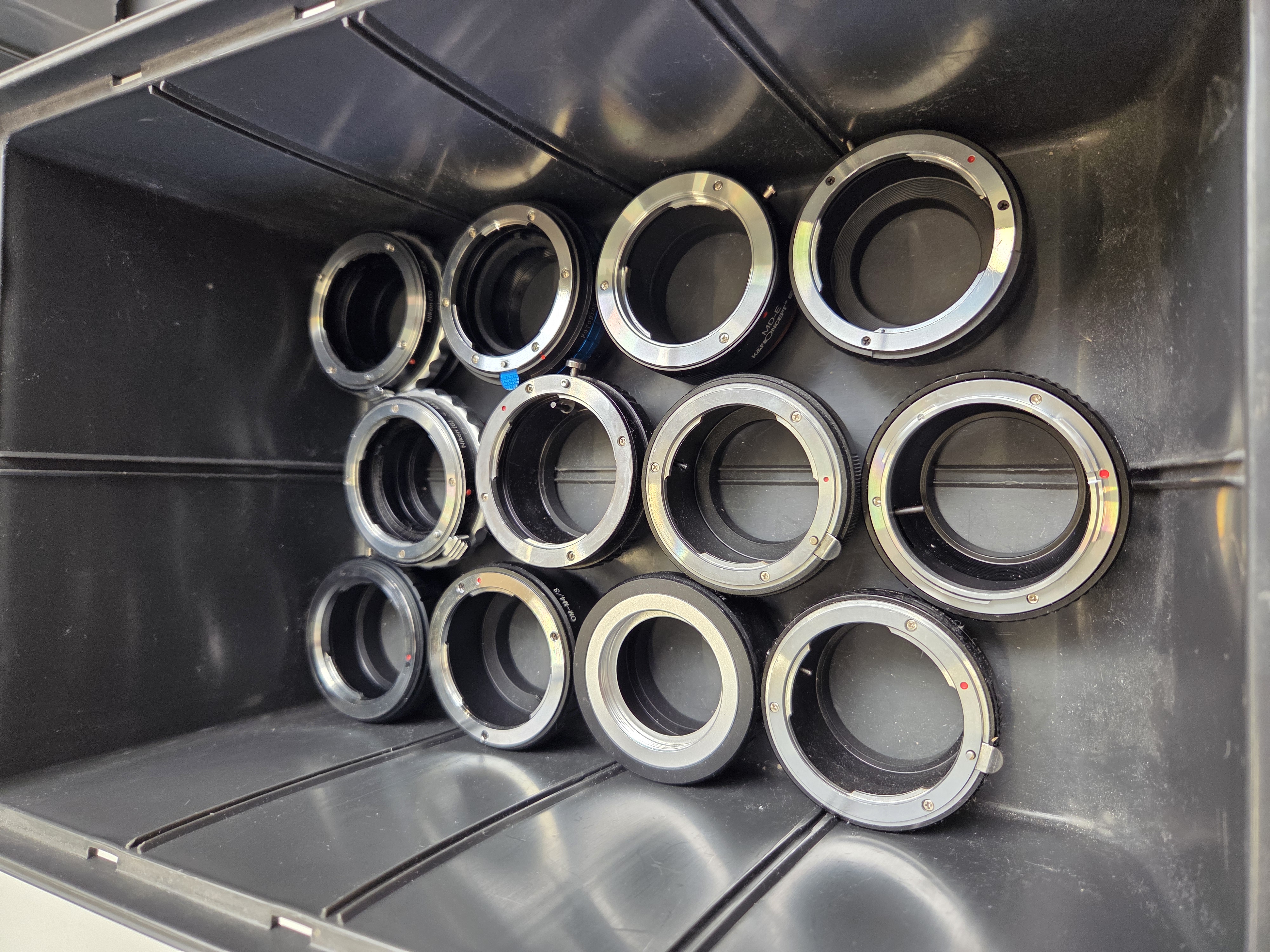 Linsenfassung, Kameralinse, Metallring, schwarzes Innere, runde Objekte