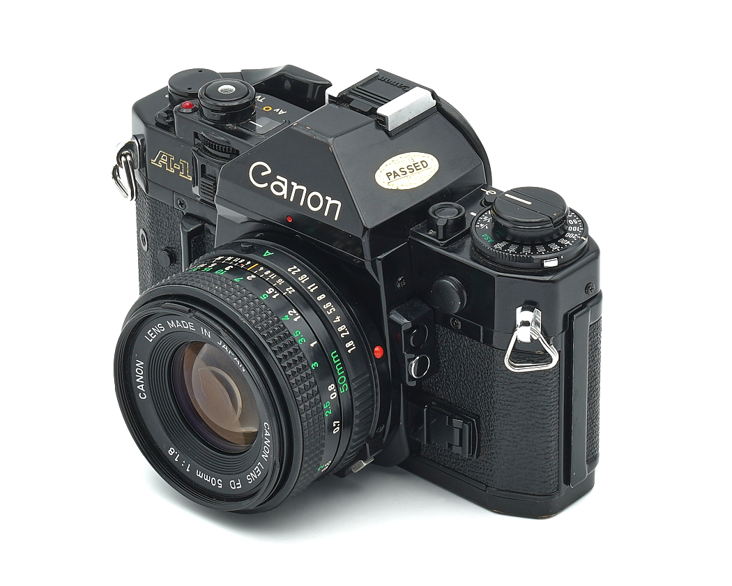 Filmkamera, schwarze Kamera, 35-mm-Spiegelreflexkamera, 50-mm-Objektiv, manueller Fokus